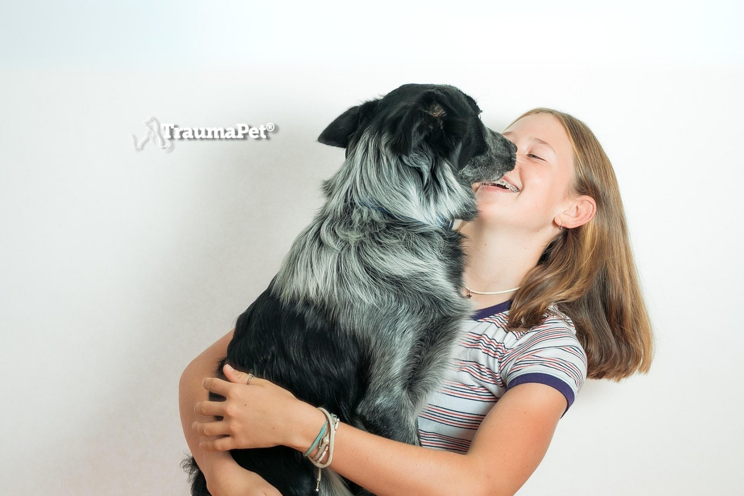 Una bambina insieme al suo cane