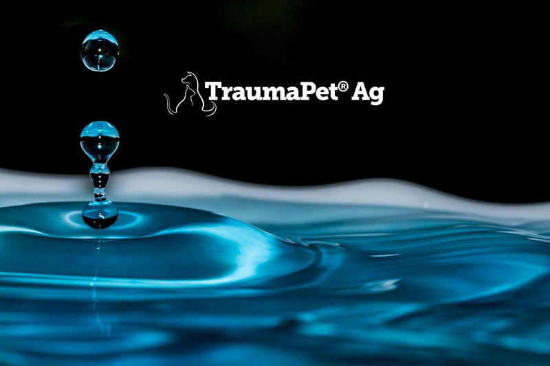L'innovazione dell'argento colloidale NanoComplex rappresentata come delle gocce che cadono
